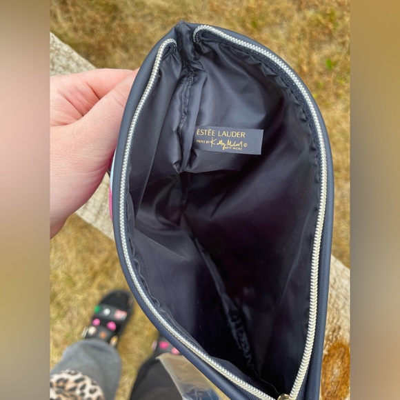 Estēe Lauder Zipper Cosmetics Bag - Picture 4 of 4